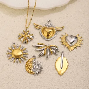 Pendentif breloques vintage bicolore en acier inoxydable vue détaillée pour colliers DIY.