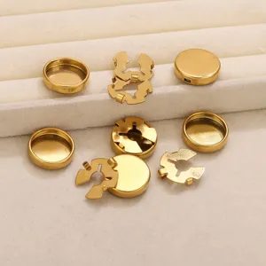 Nahaufnahme von goldenen Metalldruckknopf-Komponenten und Federknöpfen für DIY-Handarbeiten.