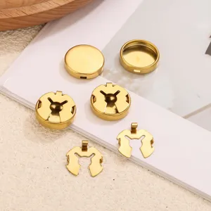 Nahaufnahme von goldenen Edelstahl Druckknöpfen, ideal für DIY Handwerk und Kleidung.