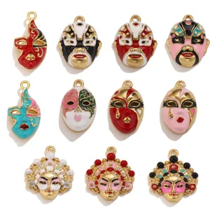 Détails des pendentifs de masque émaillés plaqués or 18K en acier pour bijoux DIY.