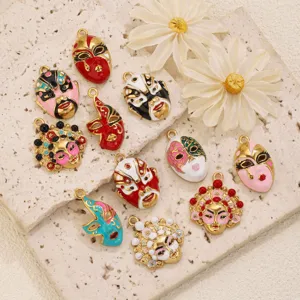 Vue détaillée des charmants masques d'opéra chinois, bijoux DIY émaillés plaqués or 18K.
