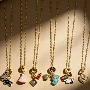 Verguld bedel ketting set met afstudeerhoed, jurk, high heels en mooie hartjes.