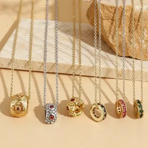 Ensemble de collier pendentif charme manoir rose vintage français en alliage de cuivre.