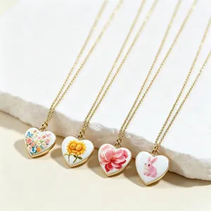 Detailansicht süßer emaillierter Herzketten mit Blumen, Sonnenblumen und Hasenmotiven.