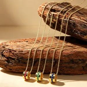 Prachtige vergulde ketting met kleurrijke zirkonia cilinder hanger voor elegante dames.