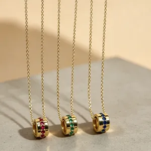 Goudkleurige ketting met kleurrijke zirkonia cilinder hanger dames mooie sieraden.