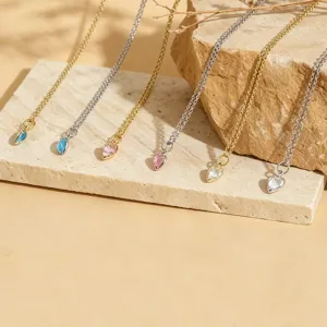 Collier élégant en chaîne avec pendentifs en cristal en forme de cœur et de goutte.