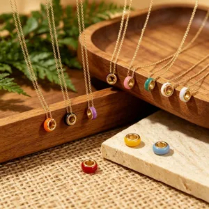 Vergulde fijne ketting met kleurrijke ronde ring hanger voor vrouwen detailweergave
