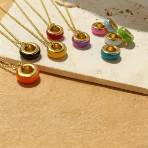 Kleurrijke geëmailleerde donut hanger ketting met gouden ketting, elegant minimalistisch sieraad.