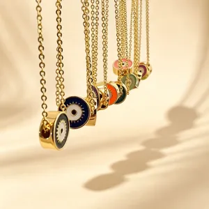 Detailaufnahme trendiger böser Blick Ketten in bunten Farben mit goldenen Kettchen.