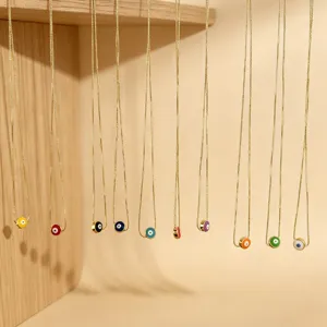 Gouden boze oog hanger ketting detail, kleurrijke emaille ronde bedel sieraden minimalistisch.