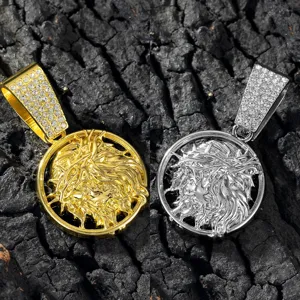 Close-up detail van de verlichte Jezus hanger ketting in goud en zilver finish met stenen.