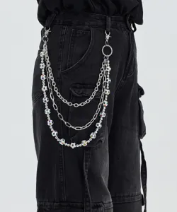 Detailansicht einer mehrschichtigen Metall-Hosenkette mit schwarzen Cargo-Jeans.