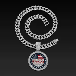 Detalle de collar de cadena cubana con estrases y colgante conmemorativo bandera de EE.UU.