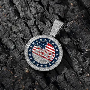 Primer plano del brillante colgante conmemorativo del 250 aniversario de la bandera USA.