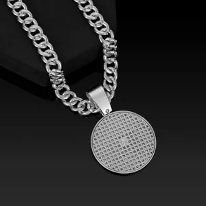 Primer plano detallado de un elegante collar de cadena plateada con colgante redondo.