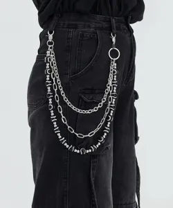 Detailaufnahme einer mehrlagigen Punk Metall Hosenkette und Taillenkette für modische Jeans.