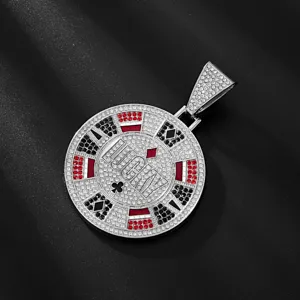 Hip-Hop Casino Chip Strass Anhänger Halskette mit Lucky Buchstaben und Spielkarten Design.
