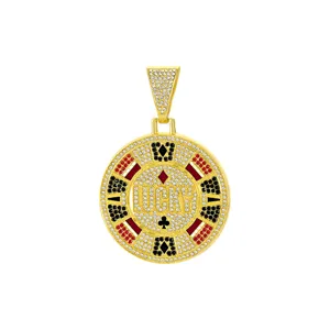 Hip-Hop Poker Chip Strass Anhänger Halskette, goldfarbenes Metall mit Steinen. Detailansicht.
