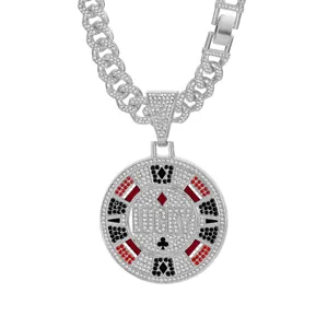 Detailansicht der Hip-Hop Kubakette mit Strass Pokerchip Anhänger und Glückstext Aufschrift.