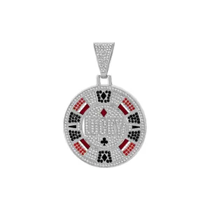 Nahaufnahme eines glitzernden Pokerchip Strassanhängers mit Lucky Text und coolem Design.