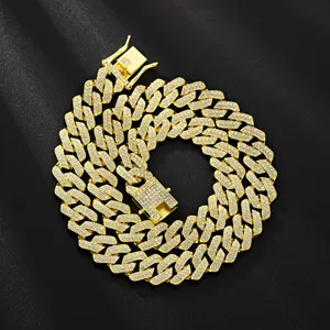 Primo piano dettagliato di una catena cubana da 14mm con chiusura quadrata e strass brillanti.