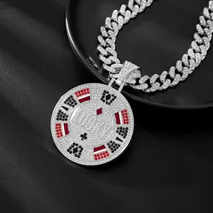 Detailaufnahme einer mit Strass besetzten Pokerchip Anhänger Halskette mit Kette.