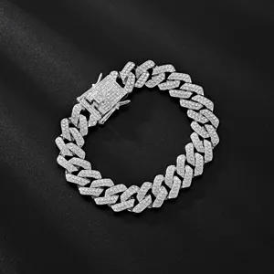 Primo piano dettagliato di una larga collana cubana tempestata di strass con chiusura a scatola.