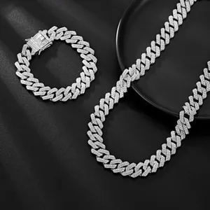 Vista dettagliata di un set di collana catena cubana e bracciale abbinato con strass brillanti.