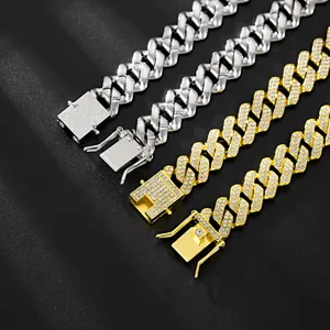 Primo piano dettagliato di catene cubane ghiacciate da 14mm in oro e argento, classico.
