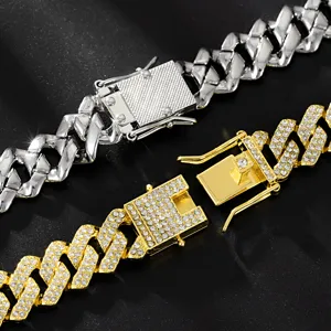 Inquadratura dettagliata di catena cubana 14mm con chiusure in oro con strass e argento lucido.