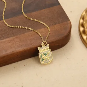 Exquisito collar con colgante de escudo bañado en oro con pedrería brillante mujer.