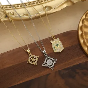 Vista detallada de collares con colgante de estrella de cristal brillante y geométrico, joyas.