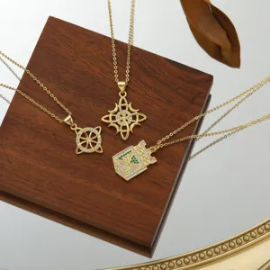 Primer plano de los collares colgantes de estrella brillante con circón brillante y cadena dorada.