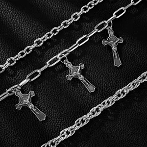 Toma detallada de cadena de plata hip-hop multicapa para la cintura con colgantes de crucifijo.