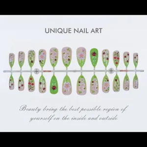 30Pcs Faux Ongles 3D Feuilles Vertes Abeille Fleurs Coccinelle Kit Ongles Press On
