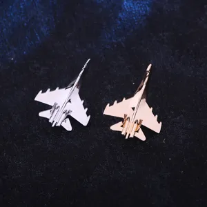 Vista detallada de broches de avión de caza en metal plateado y oro rosa para fans.