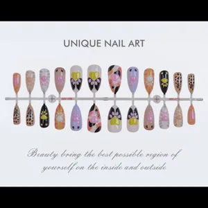 Gros plan détaillé de 24 faux ongles amande avec de jolies pattes de chat 3D et motifs léopard.