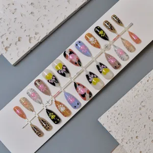 Vue détaillée de 24 faux ongles en amande avec de jolies pattes de chat et motifs animaliers.
