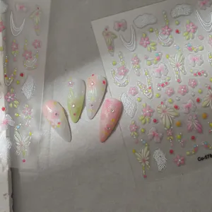 Nagelsticker detail met 3D-geembosseerde bloemen en vlinders ontwerpen op tips.