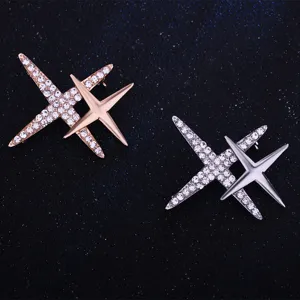 Nahaufnahme Detail von Luxus Strass Kreuz Stern Brosche, elegante silber und gold Reversnadel.