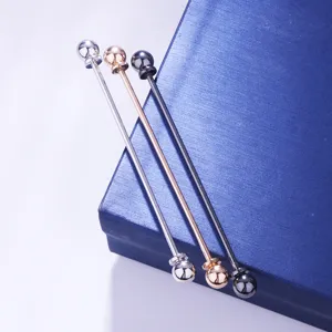 Detailopname van drie metalen kraagspelden in zilver, roségoud en zwarte kleuren.