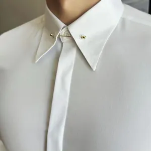Details van heren overhemd close-up met elegante gouden kraagspeld accessoire voor zaken.