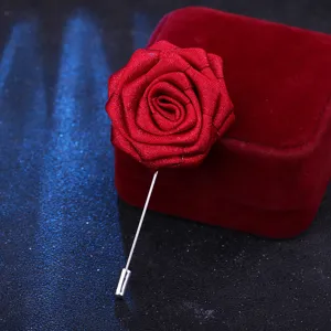 Élégante broche épingle à rose en tissu rouge vin pour costumes de mariage et soirées formelles.