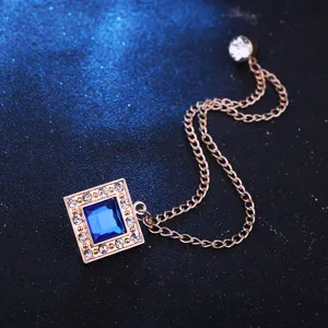 Detailansicht der britischen Herren quadratischen blauen Kristall Reversnadel mit Kette.