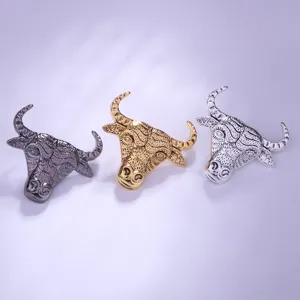 Vista detallada del broche de metal con cabeza de toro punk con textura exquisita.