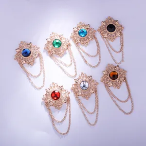 Detail van grote edelsteen broche in Europese vintage stijl, filigrain metaal met kettingen.