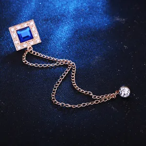 Detail der britischen Stil Brosche für Herren, quadratischer blauer Kristall und Kette.