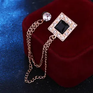 Detailansicht der britischen Herren Strass quadratischen Edelstein Brosche mit Quaste Kette.