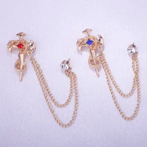 Detailopname van de gouden zwaardbroche in gotische stijl met slang en dubbele ketting.